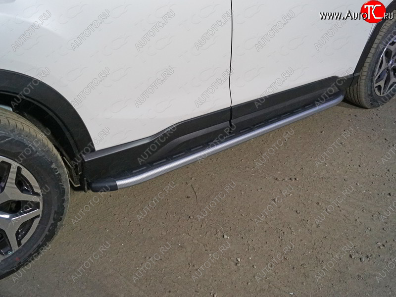 21 999 р. Пороги алюминиевые с пластиковой накладкой, ТСС Тюнинг  Subaru Forester  SK/S14 (2018-2021) дорестайлинг (карбон серебро)  с доставкой в г. Пермь