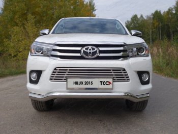 Декоративная вставка переднего бампера ТСС Тюнинг Toyota Hilux AN120 дорестайлинг (2016-2020) (d 16 мм)