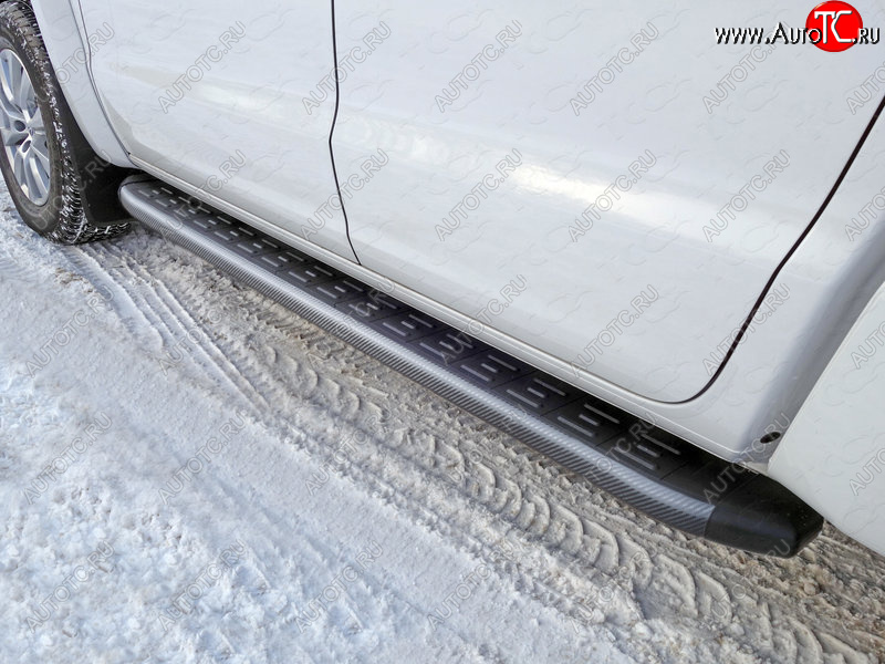 21 999 р. Пороги алюминиевые с пластиковой накладкой ТСС Тюнинг  Volkswagen Amarok (2016-2022) рестайлинг (карбон черные)  с доставкой в г. Пермь