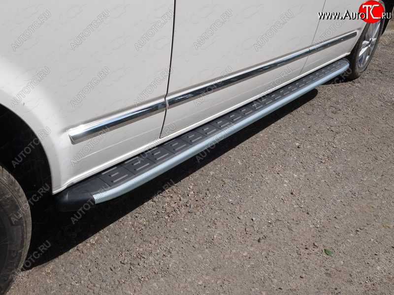 33 649 р. Пороги алюминиевые с пластиковой накладкой ТСС Тюнинг  Volkswagen Caravelle  T6 (2015-2019) дорестайлинг (карбон серые)  с доставкой в г. Пермь