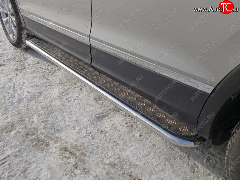 27 849 р. Пороги с площадкой 42,4 мм ТСС Тюнинг Volkswagen Tiguan Mk2 дорестайлинг (2016-2020) (серые)  с доставкой в г. Пермь