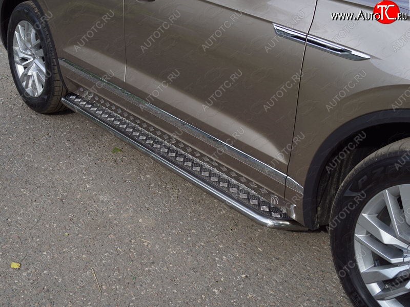 34 799 р. Пороги с площадкой 42,4 мм ТСС Тюнинг  Volkswagen Touareg  CR (2018-2025) (серые)  с доставкой в г. Пермь