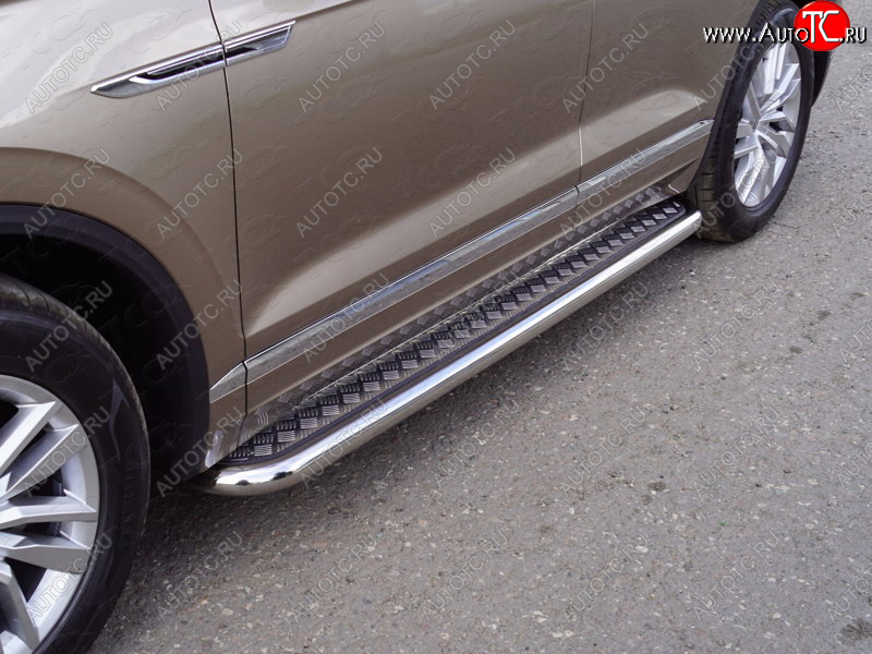 38 999 р. Пороги с площадкой 60,3 мм ТСС Тюнинг Volkswagen Touareg CR (2018-2025) (серые)  с доставкой в г. Пермь