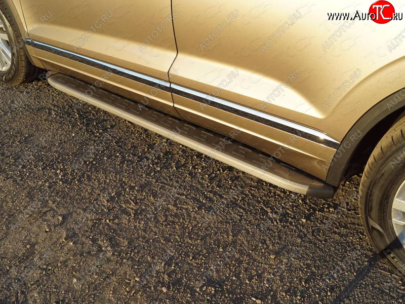 21 999 р. Пороги алюминиевые с пластиковой накладкой ТСС Тюнинг  Volkswagen Touareg  CR (2018-2025) (карбон серые)  с доставкой в г. Пермь