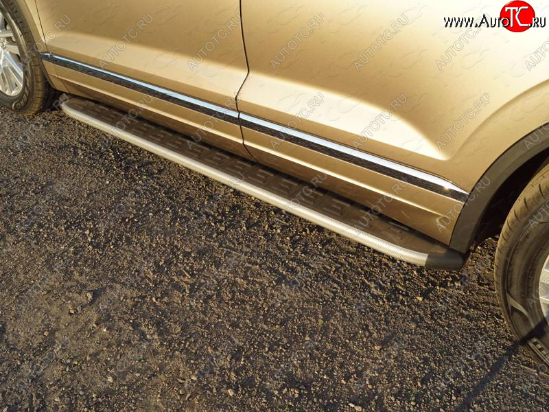 21 999 р. Пороги алюминиевые с пластиковой накладкой, ТСС Тюнинг  Volkswagen Touareg  CR (2018-2025) (карбон серебро)  с доставкой в г. Пермь
