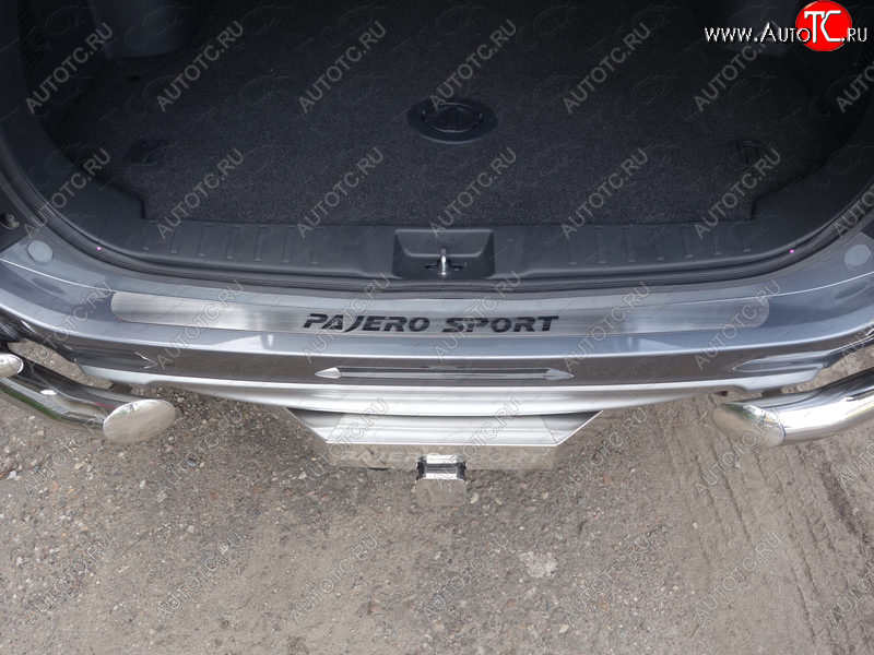 2 999 р. Накладка на задний бампер, ТСС Тюнинг  Mitsubishi Pajero Sport  QE (2015-2021) дорестайлинг (лист шлифованный надпись Pajero Sport)  с доставкой в г. Пермь