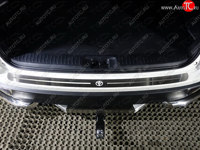 3 999 р. Накладка на задний бампер ТСС Тюнинг  Toyota Highlander  XU50 (2016-2020) рестайлинг (лист шлифованный логотип Toyota)  с доставкой в г. Пермь