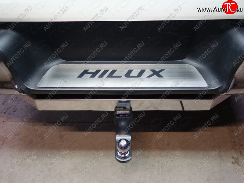 2 999 р. Накладка на задний бампер, ТСС Тюнинг  Toyota Hilux Revo (2015-2018) Double Cab дорестайлинг (лист шлифованный надпись HILUX)  с доставкой в г. Пермь