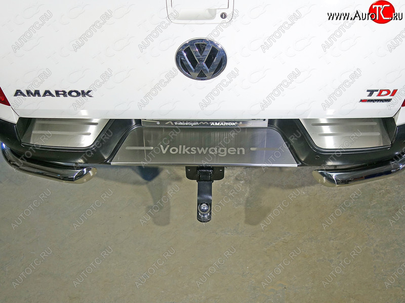 7 999 р. Накладки на задний бампер, ТСС Тюнинг  Volkswagen Amarok (2016-2022) рестайлинг (лист шлифованный надпись Volkswagen)  с доставкой в г. Пермь