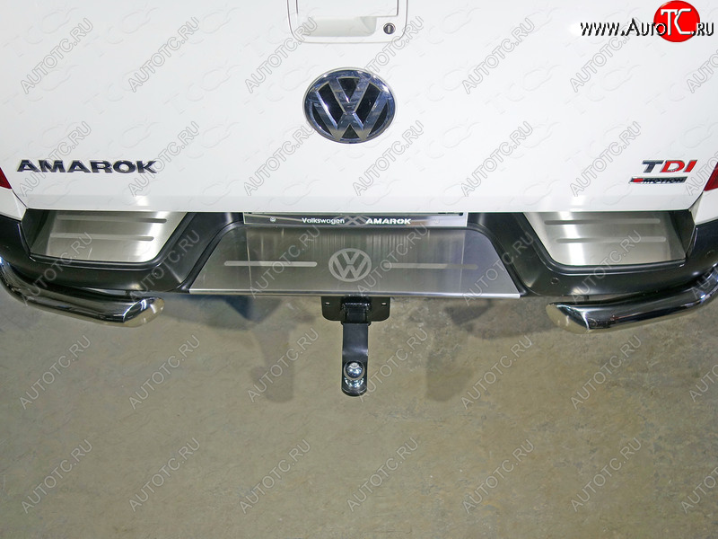 7 999 р. Накладки на задний бампер, ТСС Тюнинг  Volkswagen Amarok (2016-2022) рестайлинг (лист шлифованный логотип Volkswagen)  с доставкой в г. Пермь