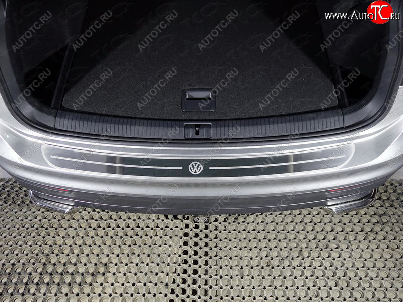 2 999 р. Накладка на задний бампер ТСС Тюнинг  Volkswagen Tiguan  Mk2 (2016-2020) дорестайлинг (лист шлифованный логотип VW)  с доставкой в г. Пермь