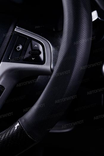 739 р. Оплетка на руль из кожи (37-39см, кожзам + карбон) Автопилот BLW-005 Dacia Duster 3 P1310 (2024-2025) (черный)  с доставкой в г. Пермь. Увеличить фотографию 4