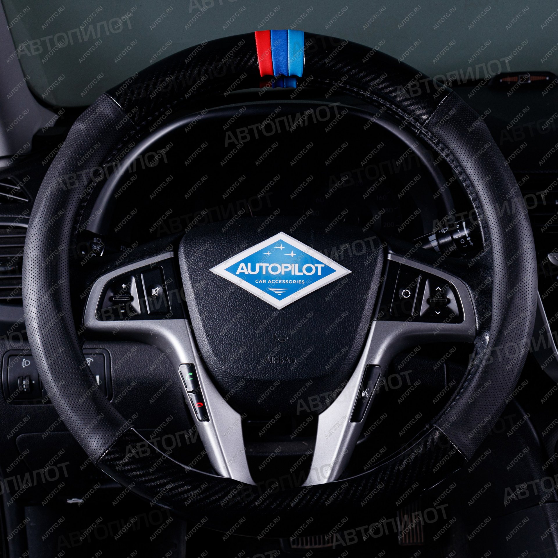739 р. Оплетка на руль из кожи (37-39см, кожзам + карбон) Автопилот BLW-005 Dacia Duster 3 P1310 (2024-2025) (черный)  с доставкой в г. Пермь