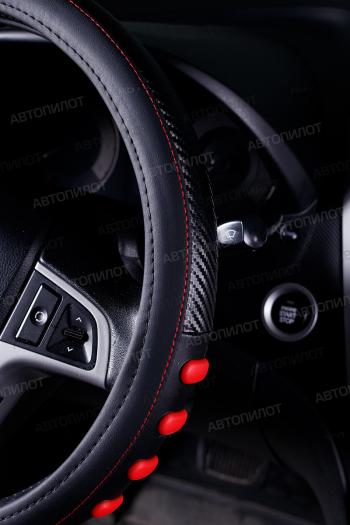 1 129 р. Оплётка на руль (37-39см BLW-011 кож/зам+карбон ) Автопилот   (черный/красный)  с доставкой в г. Пермь. Увеличить фотографию 3