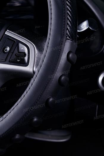 629 р. Оплётка на руль (37-39см BLW-011 кож/зам+карбон ) Автопилот   (черный)  с доставкой в г. Пермь. Увеличить фотографию 4