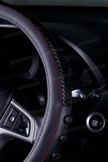 629 р.  Оплётка на руль (37-39см BLW-011 кож/зам+карбон ) Автопилот Honda Mobilio 2 DD4,DD5 1-ый рестайлинг (2017-2019) (черный/строчка красная)  с доставкой в г. Пермь. Увеличить фотографию 2