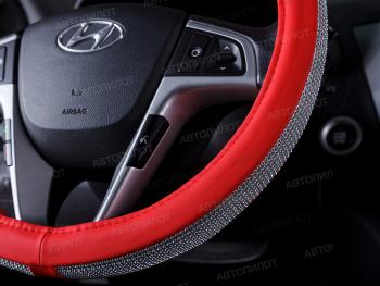 789 р. Оплётка на руль (37-39см BLW-027 кож/зам+стразы) Автопилот   (красный)  с доставкой в г. Пермь. Увеличить фотографию 2