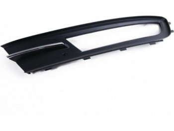 Левая вставка переднего бампера (с отверстием под ПТФ, пр-во Китай) BODYPARTS Volkswagen Passat B8 седан дорестайлинг (2015-2019) (молдинг хром)