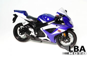 1 599 р. Модель мотоцикла Suzuki GSX-R750 06-07 Сине-Белого цвета масштаб 112  пм-00002217  с доставкой в г. Пермь. Увеличить фотографию 1