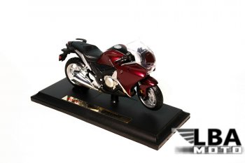 1 299 р. Модель мотоцикла Honda VFR1200F Бордового цвета масштаб 1 18  пм-00002236  с доставкой в г. Пермь. Увеличить фотографию 1