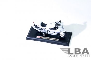 1 299 р. Модель мотоцикла Suzuki GSX-R1300 Белого цвета масштаб 118  лб-00000331  с доставкой в г. Пермь. Увеличить фотографию 1