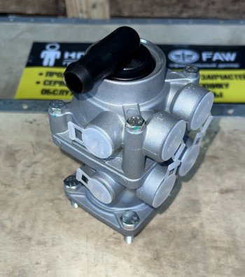 2 619 р. Кран тормозной главный HOWO WG9719360005 VALMO VALMO wg9719360005  с доставкой в г. Пермь. Увеличить фотографию 2