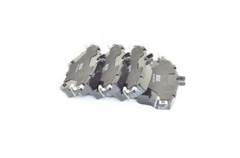 1 899 р. Колодки тормозные MERCEDES A (W176) (12-18) передние (4шт.) BSG BSG bsg60200053  с доставкой в г. Пермь. Увеличить фотографию 1