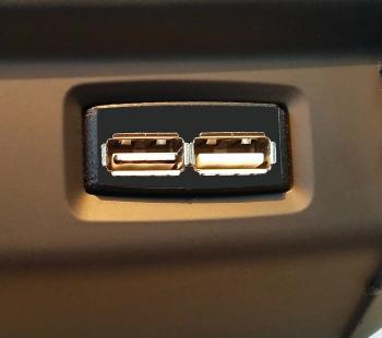 1 269 р. Зарядное устройство USB 2.0 2х2 Largus FLX-ray DusterSandero 5V 3А в консоль ШТАТ 4631160765292  с доставкой в г. Пермь. Увеличить фотографию 1