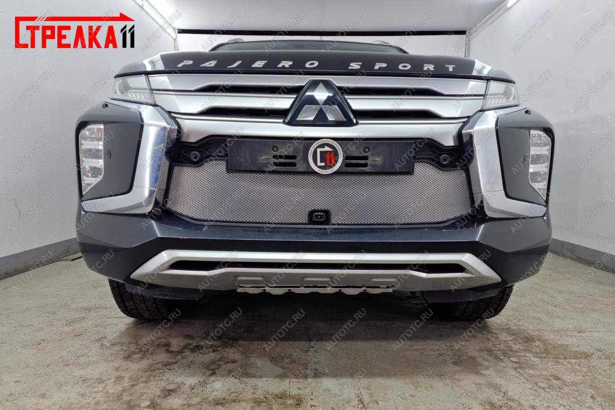 3 489 р. Защита радиатора (с камерой) Стрелка11 Стандарт  Mitsubishi Pajero Sport  QF (2019-2022) рестайлинг (черная)  с доставкой в г. Пермь