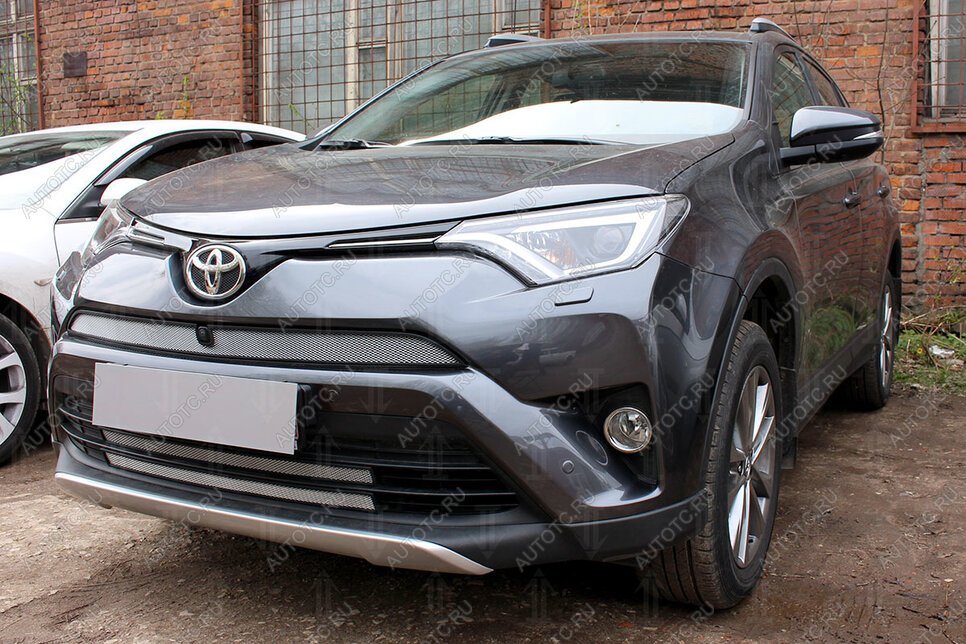 3 079 р. Защита радиатора (верх с камерой) Стрелка11 Стандарт  Toyota RAV4  XA40 (2015-2019) 5 дв. рестайлинг (хром)  с доставкой в г. Пермь