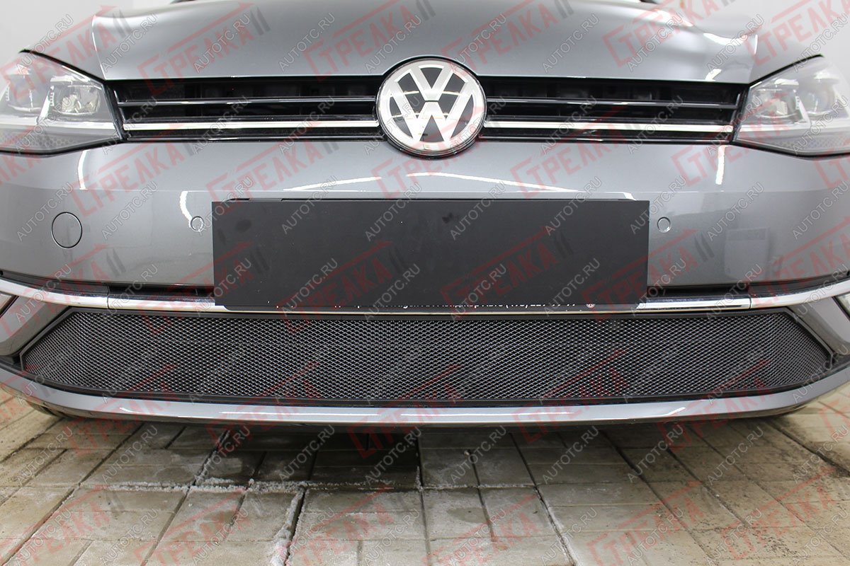 3 099 р.  Защита радиатора Стрелка11 Стандарт  Volkswagen Golf  7 (2017-2020) рестайлинг универсал, рестайлинг, хэтчбэк 5 дв. (черная)  с доставкой в г. Пермь