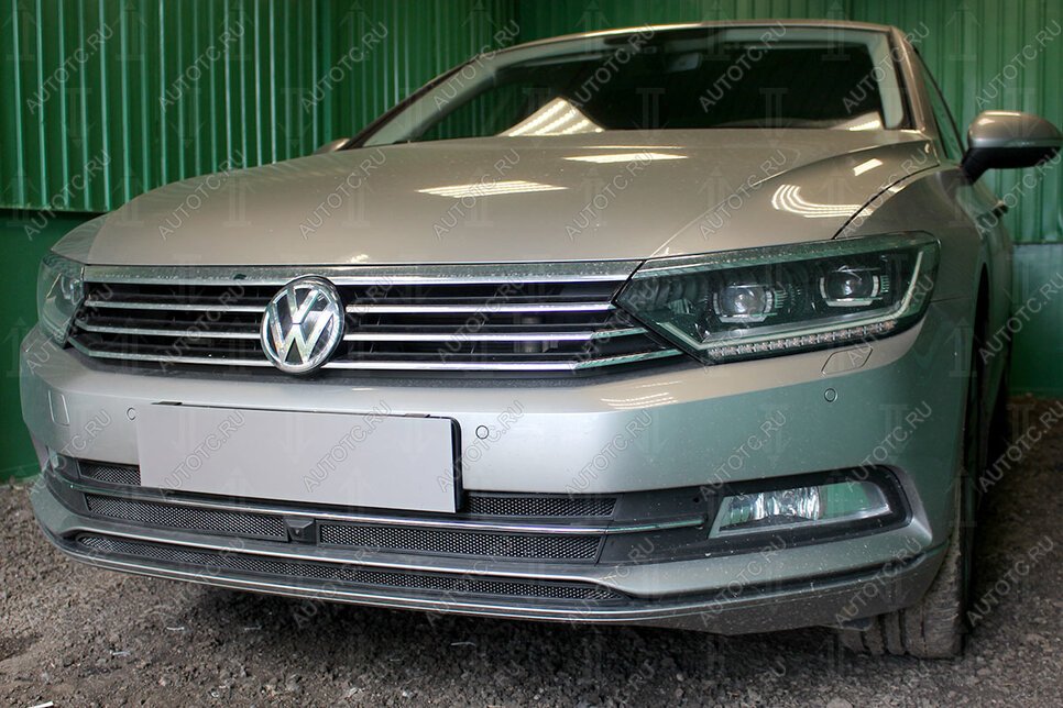 4 849 р. Защита радиатора (3 части с фронтальной камерой) (1.4 TSI) Стрелка11 Стандарт Volkswagen Passat B8 седан дорестайлинг (2015-2019) (черная)  с доставкой в г. Пермь
