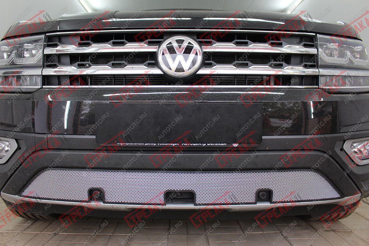 3 499 р.  Защита радиатора (низ с камерой и парктроником)  Volkswagen Teramont  CA1 (2016-2020) дорестайлинг (хром)  с доставкой в г. Пермь
