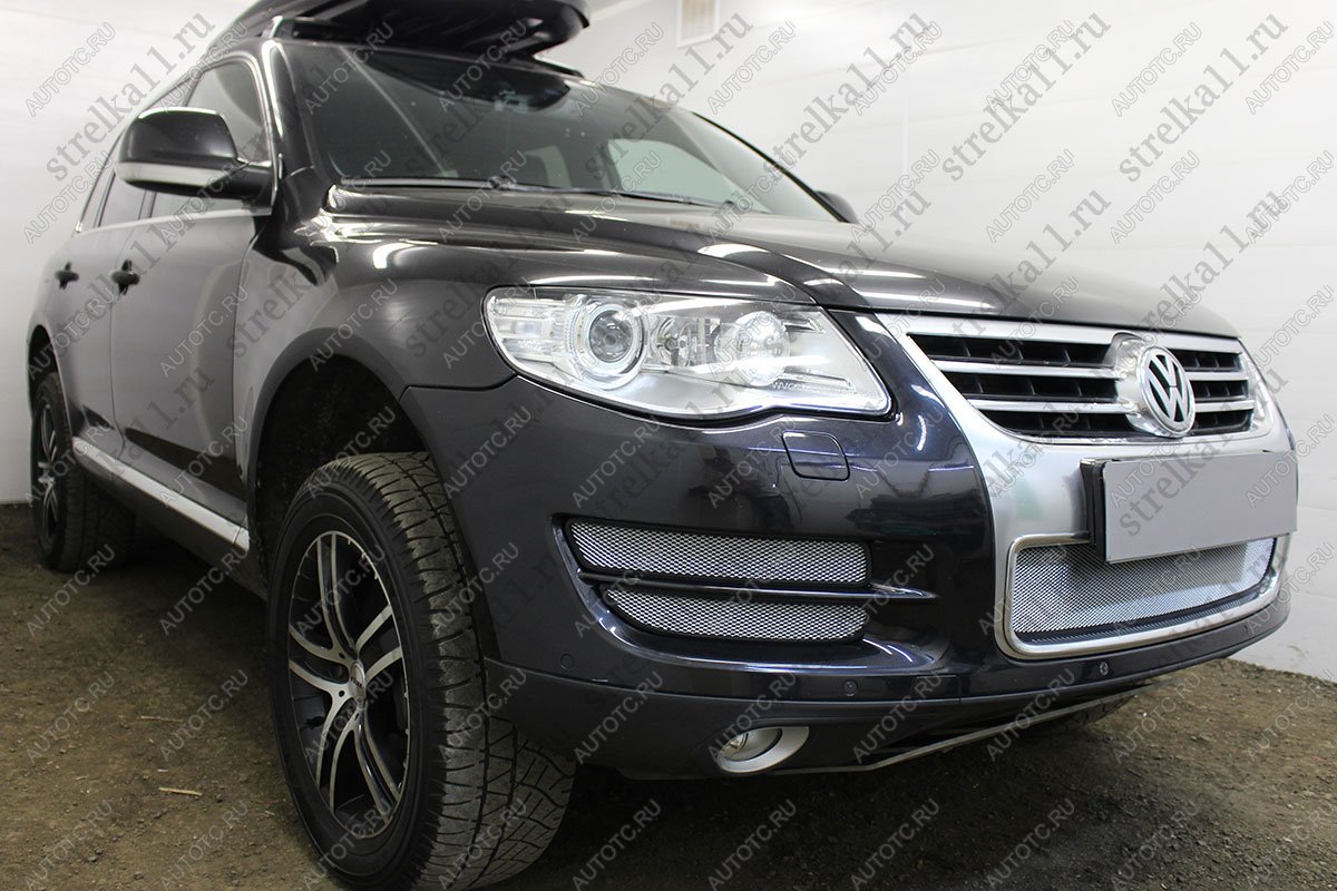 3 799 р. Защита радиатора (боковая 4 части) Стрелка11 Стандарт  Volkswagen Touareg  1 GP (2006-2010) рестайлинг (хром)  с доставкой в г. Пермь