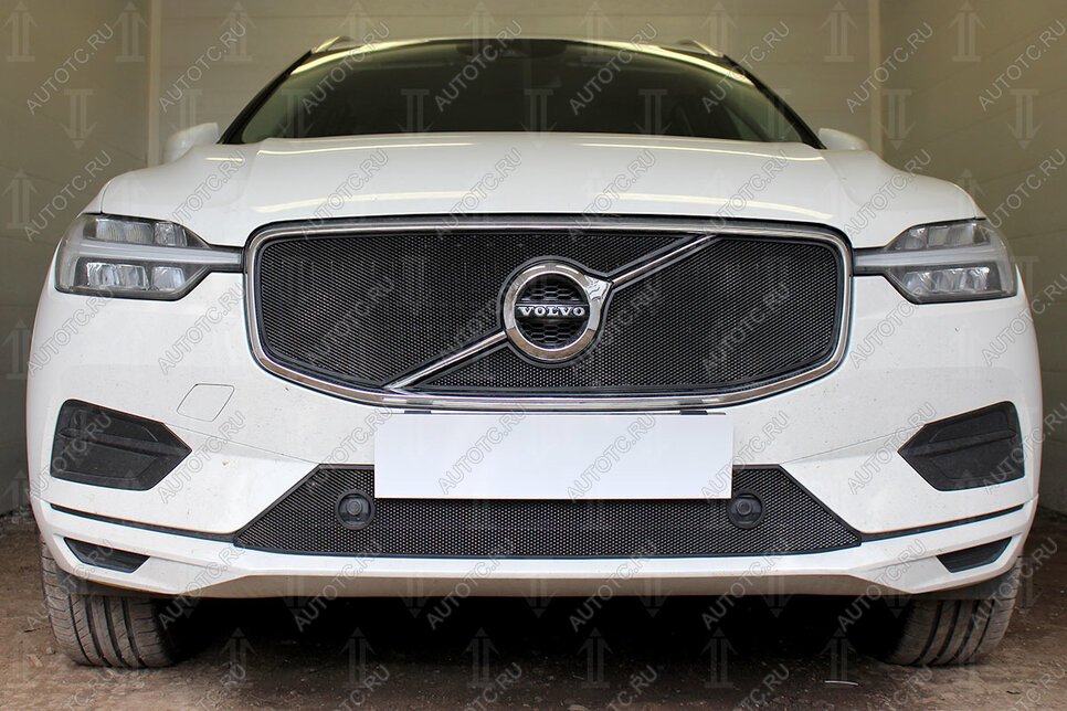 4 099 р. Защита радиатора (R-Design) (верх 2 части) Стрелка11 Стандарт Volvo XC60 (2017-2022) (черная)  с доставкой в г. Пермь