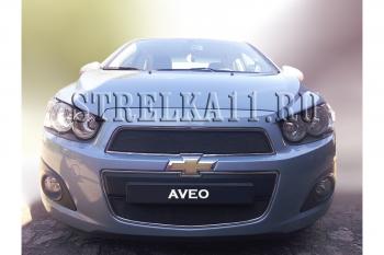 Зимняя заглушка решетки радиатора (верх) Стрелка11 Chevrolet Aveo T300 седан (2011-2015) (черная)