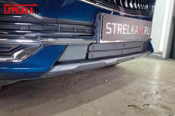 Зимняя заглушка решетки радиатора (2 части) Стрелка11 Geely Monjaro (2022-2025) (черная)