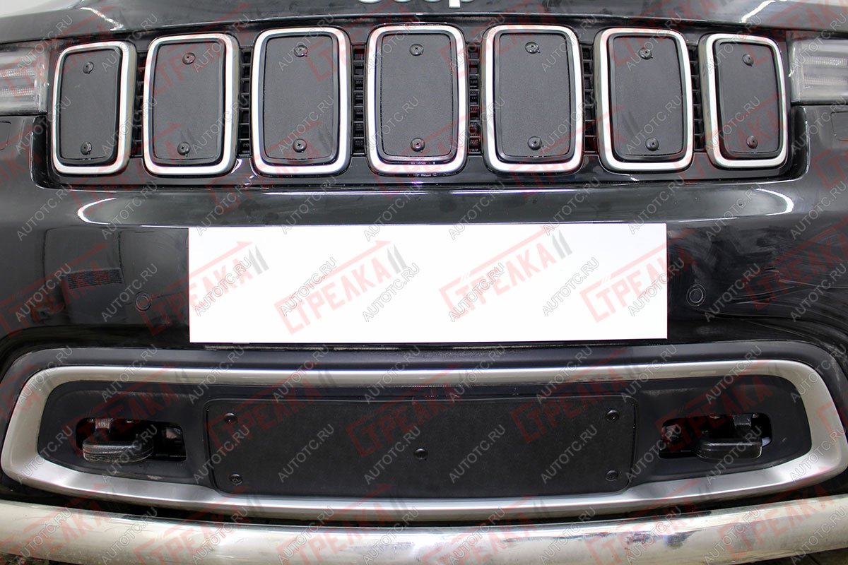 1 479 р. Зимняя заглушка решетки радиатора (верх) (Laredo, Limited, Overland) Стрелка11 Jeep Grand Cherokee WK2 2-ой рестайлинг (2017-2022) (черная)  с доставкой в г. Пермь