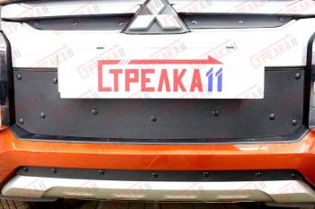 Зимняя заглушка решетки радиатора (середина) Стрелка11 Mitsubishi L200  5 KK,KL (2018-2022) рестайлинг (черная)