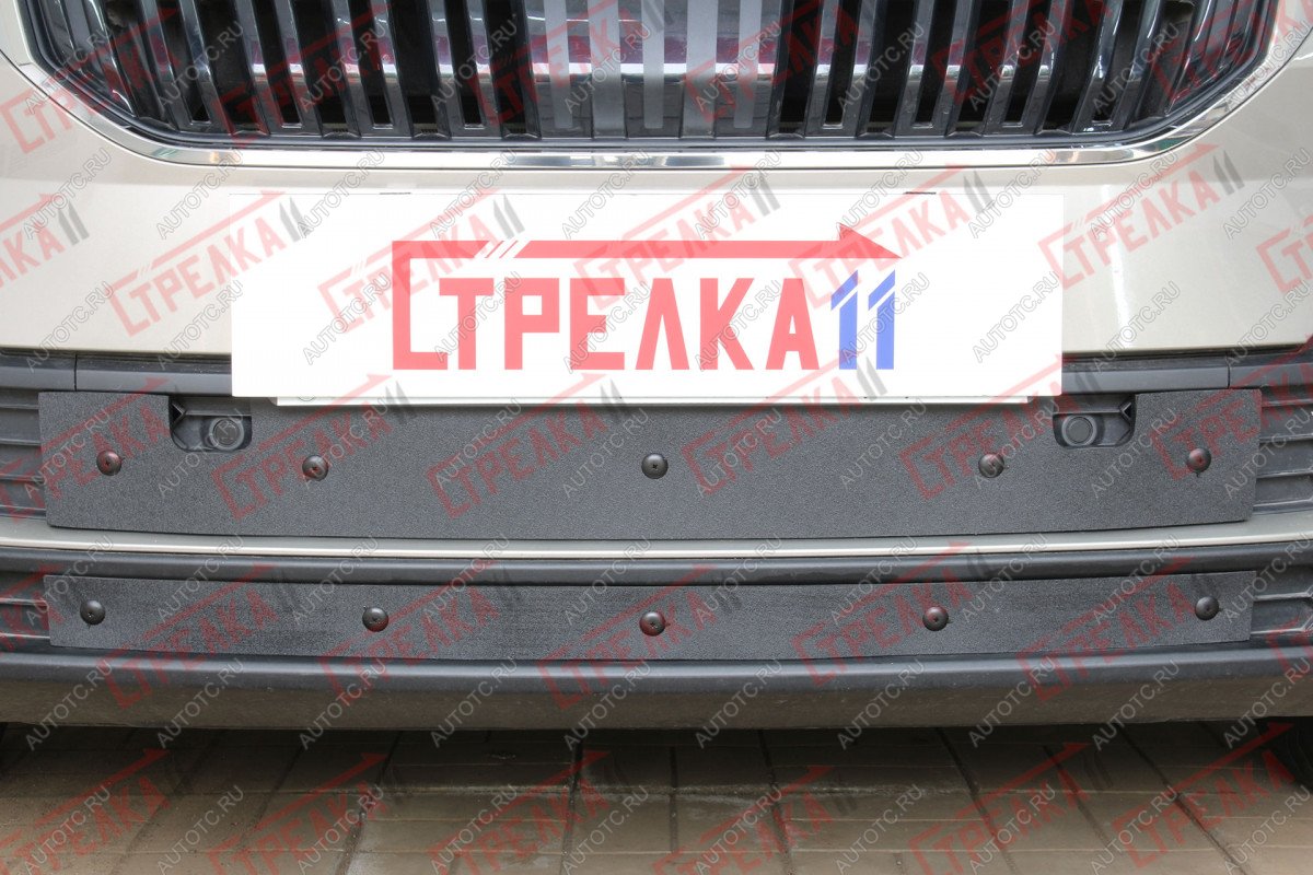 1 099 р. Зимняя заглушка решетки радиатора (низ с парктроником, 2 части) Стрелка11 Skoda Karoq NU7 рестайлинг (2020-2025) (черная)  с доставкой в г. Пермь