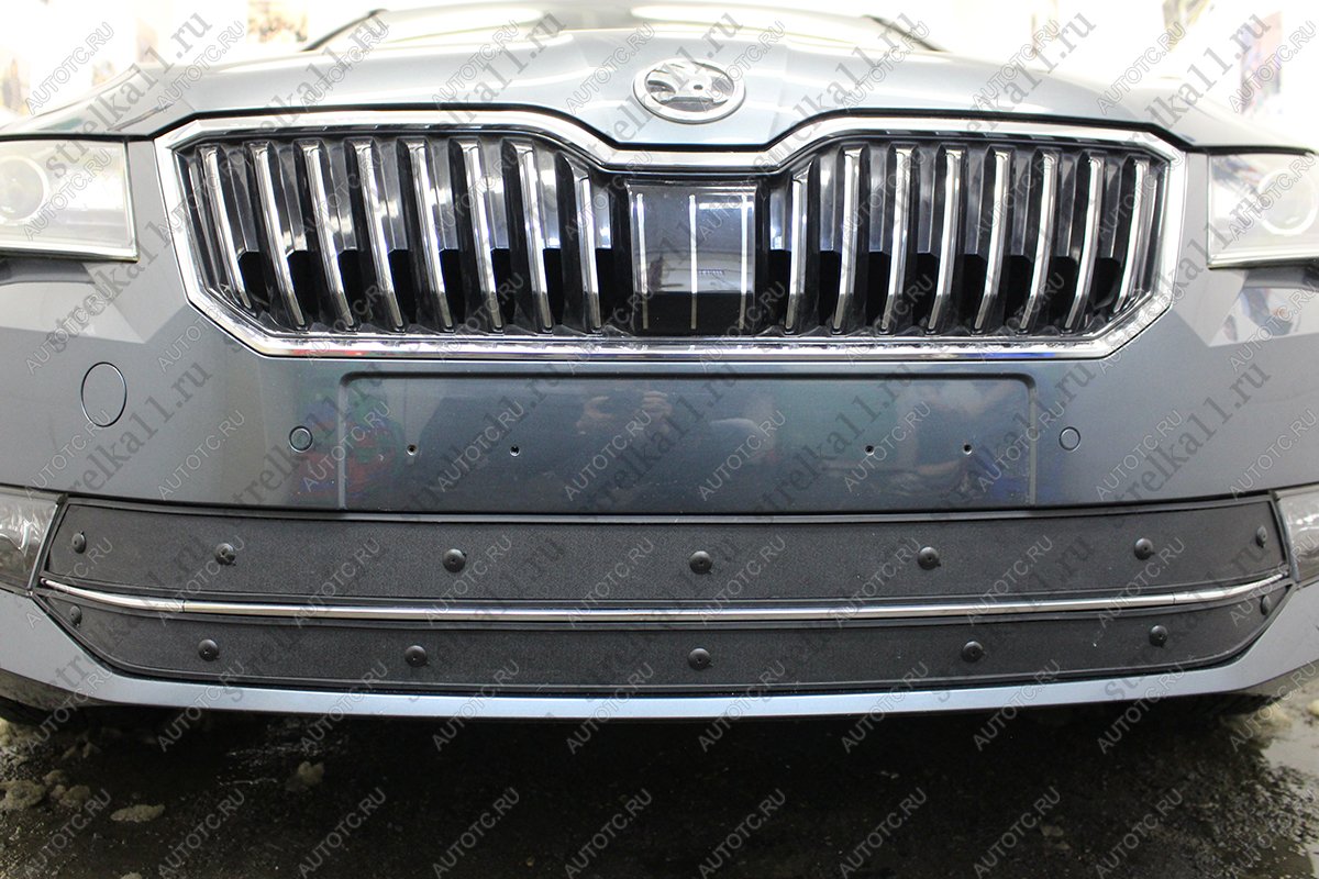 1 099 р. Зимняя заглушка решетки радиатора (2 части) Стрелка11 Skoda Superb B8 (3V5) универсал дорестайлинг (2015-2019) (черная)  с доставкой в г. Пермь