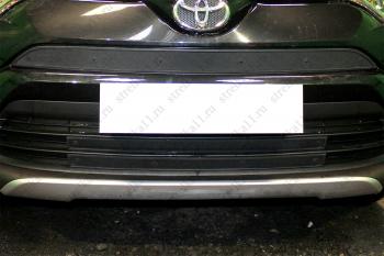 Зимняя заглушка решетки радиатора (верх с камерой) Стрелка11 Toyota RAV4  XA40 (2015-2019) 5 дв. рестайлинг (черная)