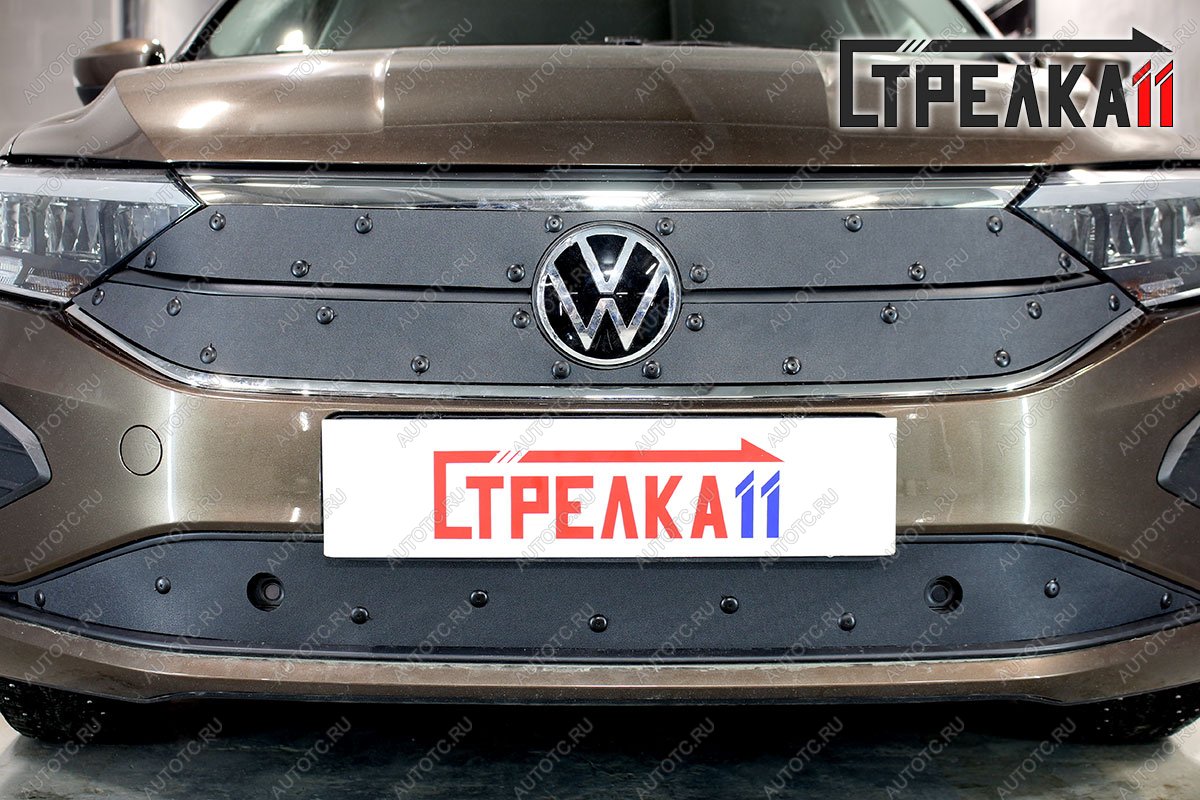 1 099 р. Зимняя заглушка решетки радиатора (4 части верх) Стрелка11 Volkswagen Polo Mk6 лифтбек (2020-2022) (черная)  с доставкой в г. Пермь