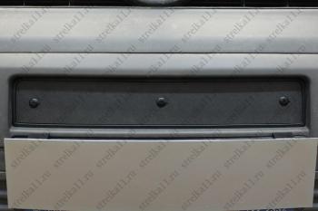 Зимняя заглушка решетки радиатора Стрелка11 Volkswagen Transporter  T5 (2003-2009) дорестайлинг (черная)