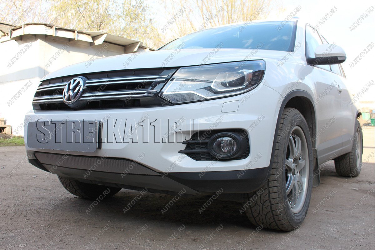 759 р. Зимняя заглушка решетки радиатора (Track&Field) Стрелка11 Volkswagen Tiguan NF рестайлинг (2011-2017) (черная)  с доставкой в г. Пермь