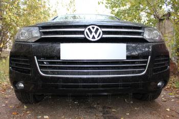 759 р. Зимняя заглушка решетки радиатора (центральная) Стрелка11  Volkswagen Touareg  NF (2010-2014) дорестайлинг (черная)  с доставкой в г. Пермь. Увеличить фотографию 2