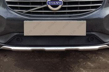 759 р. Зимняя заглушка решетки радиатора (с парктроником) Стрелка11 Volvo XC60  рестайлинг (2013-2017) (черная)  с доставкой в г. Пермь. Увеличить фотографию 2