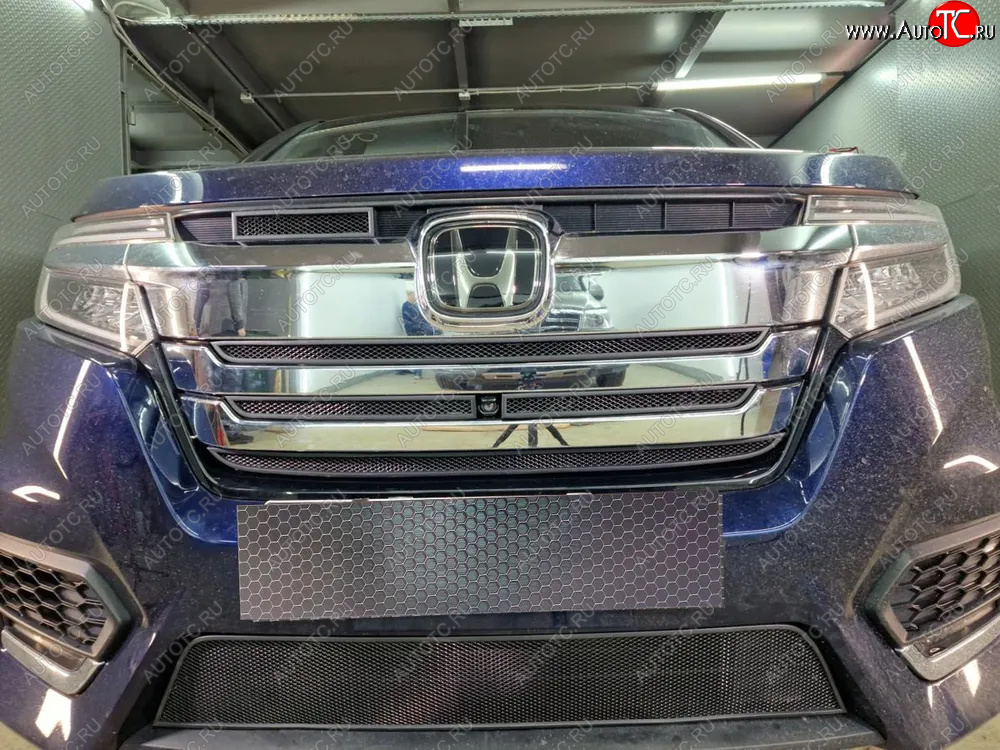 2 399 р. Защитная сетка в бампер (низ, ячейка 3х7 мм) Alfeco Стандарт Honda StepWagon 5 RP1,RP2, RP3, RP4, RP5  минивэн рестайлинг (2017-2022) (Чёрная)  с доставкой в г. Пермь