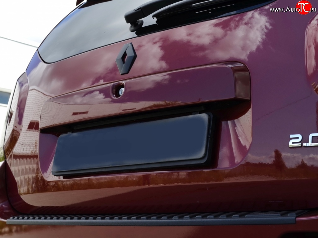 1 549 р. Накладка на пятую дверь Антихром Kart RS Renault Duster HS дорестайлинг (2010-2015) (Тисненный пластик)  с доставкой в г. Пермь