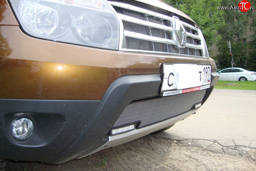 1 539 р. Сетка на бампер с вырезом под ДХО Russtal (хром) Renault Duster HS дорестайлинг (2010-2015)  с доставкой в г. Пермь